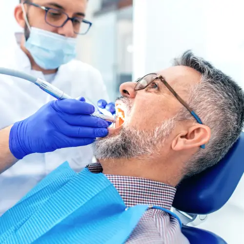 imagem do dentista realizando procedimento odontologico no cliente