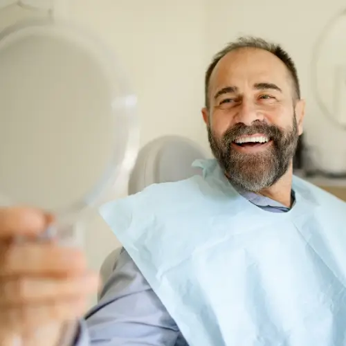 paciente olhando o resultado do atendimento odontológico