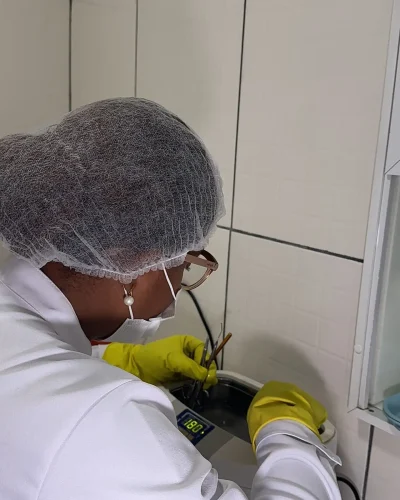 clinica-h2-prime-profissional-trabalhando